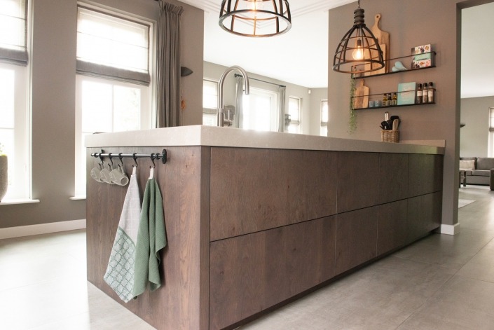 bruine moderne keuken