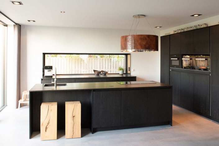moderne donkere keuken
