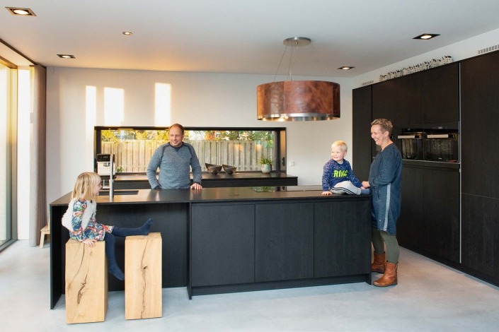 moderne donkere keuken