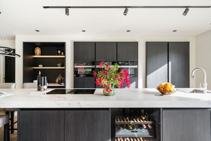 ruime moderne zwarte keuken met wit werkblad