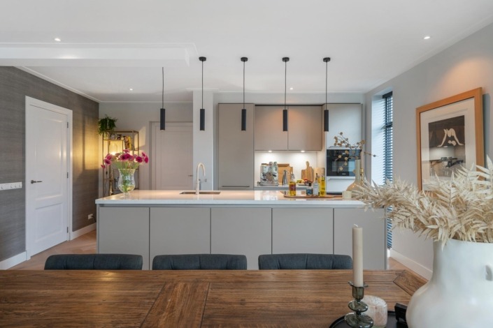 open moderne keuken in greige kleur